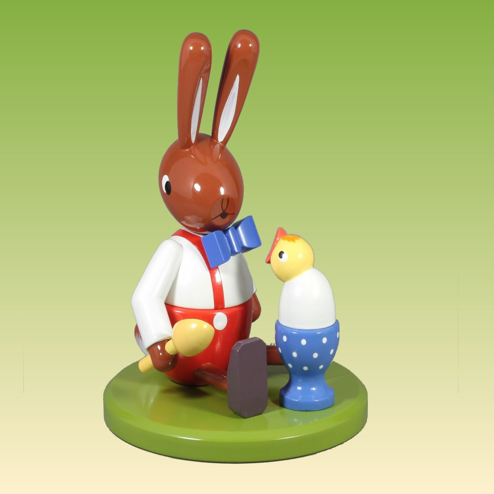 Hase sitzend mit Ei und Kücken