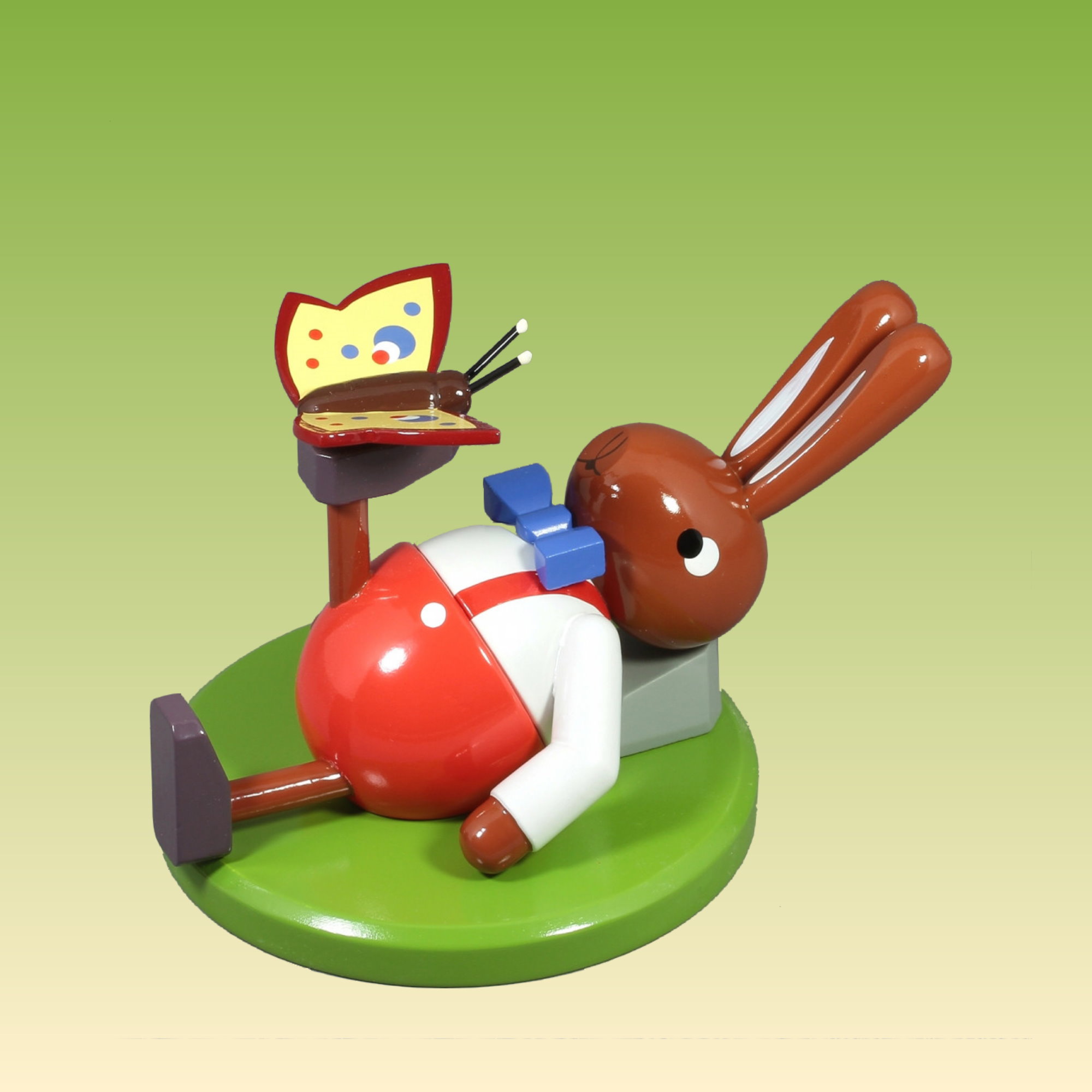 Hase liegend mit Schmetterling